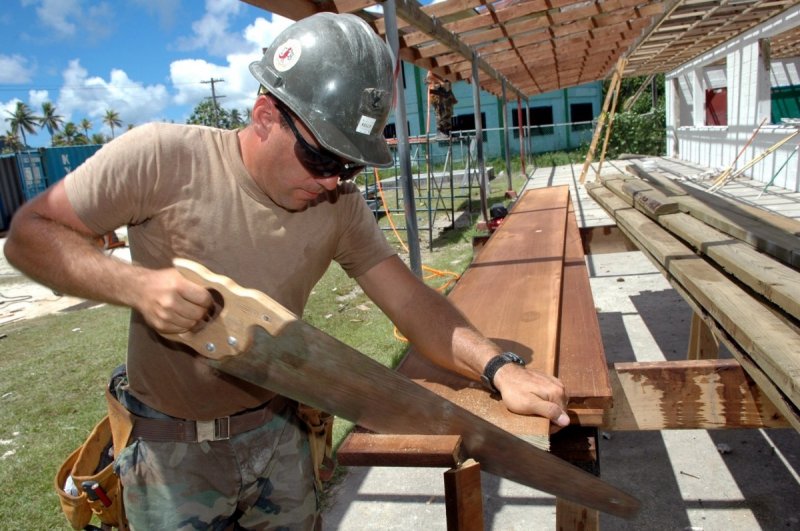 menuisier-ST MANDRIER SUR MER-min_worker_construction_building_carpenter_male_job_build_helmet-893290